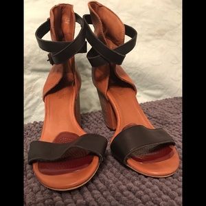 Fabianelli Tan leather w/Black strap block heels.